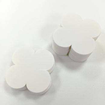 VR-FE4 35T13-R100-HPL90CEF030 CUT701 Bianco-Белый Фоамиран. толщина 1.3мм. Вырубка Четырехлистник. 9х9см. TM Volpe Rosa