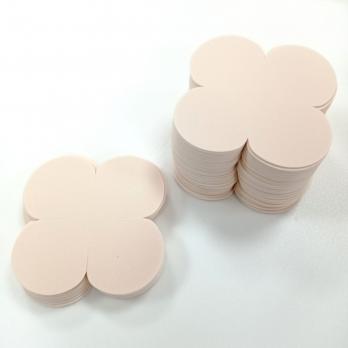 VR-FE4 35T13-R100-HPLLC049 CUT701 Polvere Beige-Бежевая пудра Фоамиран. толщина 1.3мм. Вырубка Четырехлистник. 9х9см. TM Volpe Rosa